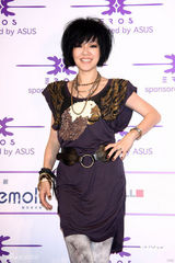 幻灯图：小S婚姻未亮红灯 李心洁婚期未定否认怀孕