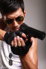 幻灯图：严宽写真凸显男性魅力 温柔与粗犷并存