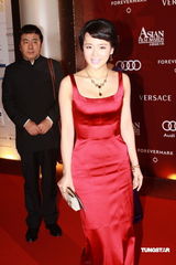 幻灯图集：亚洲电影大奖红毯 桂纶镁徐若瑄争艳