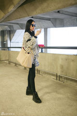 组图：霍思燕巴黎备战时装周 机场森女街拍曝光