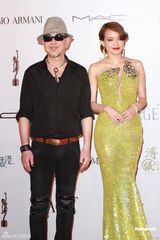 高清图：舒淇发型复古长裙性感 黄秋生装扮新潮