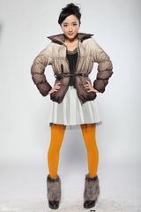 组图：李倩做客节目拍写真 可爱女孩小露性感