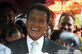 组图：施瓦辛格携子回家乡奥地利 撑红伞排场大