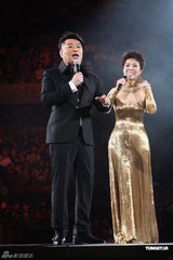 组图：汪明荃助阵关菊英演唱会 黄日华陈豪献唱