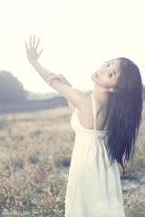 组图：章龄之写真曝光 舞动白裙变世外精灵