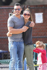 组图：阿尔芭一家甜蜜出游 与丈夫拥抱秀恩爱