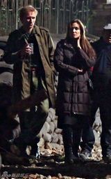 高清图：朱莉现身匈牙利 皮特贴身随行蜜吻秀恩爱