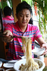 组图：印小天4年前旧照曝光 广西拍摄体验户外生活