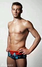 组图：奥运跳水冠军半裸展现运动之美