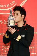 组图：潘玮柏代言洋酒 谈入围金钟奖大呼意外