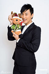 幻灯图集：容祖儿率师弟师妹拍宣传照 送圣诞祝愿