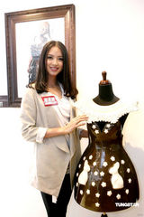 幻灯图：张梓琳亮相香港 出席朱古力美术展