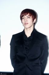 组图：韩团INFINITE正装出席演唱会电影媒体首映式