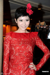 组图：诸葛梓岐性感红裙亮相慈善夜 爱心大使秀身材