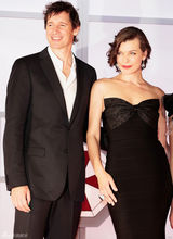 组图：《生化危机5》日本首映 米拉黑裙性感出席