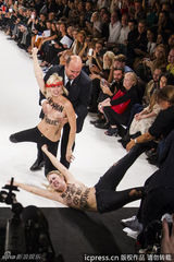 组图：裸女失控大闹巴黎秀场 遭保安袭乳拖走