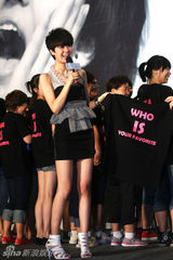 幻灯图：郁可唯献唱庆儿童节 不敢跟师兄比酷