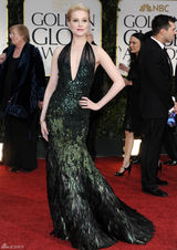 组图：69届金球奖伊万-蕾切尔-伍德羽毛裙动人