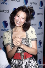 组图：李毓芬出席公司派对否认抱怨与粉丝贴脸