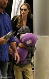 组图：朱莉手擒龙凤双胞胎现身 儿女安静可爱