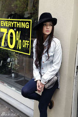 组图：秦岚多伦多街拍 牛仔礼帽造型俏皮动人