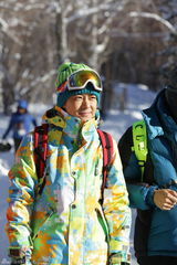 组图：《爸爸》爸爸们全副武装 冰天雪地劈木头