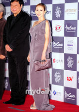 组图：朴艺珍长裙优雅面料华贵