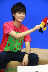 高清组图：李宇春做客聊新专辑 表情丰富尽情搞怪