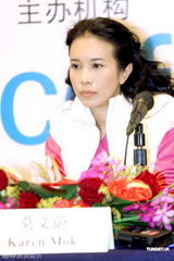 组图：莫文蔚投身慈善探访表情严肃 呼吁公众扶贫