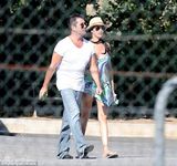 组图：人妻劳拉手遮孕肚西蒙护驾 遭狂风掀底