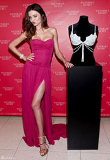 高清组图：米兰达-可儿性感亮相 粉红礼服娇艳