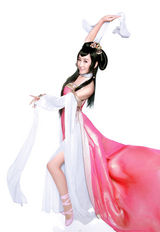 组图：杜若溪演绎烽火红颜 刚柔并济展巾帼气概