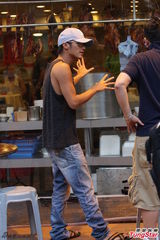 组图：《赌城风云》探班 谢霆锋穿清凉背心