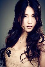 组图：宁丹琳春日写真曝光 从容大气尽显女性柔美