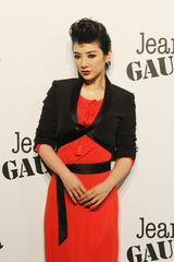 组图：黄奕时尚秀“红与黑”干练妩媚