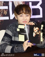 组图：韩团Block B回归歌坛 举办粉丝签名会