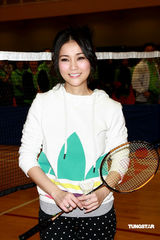 幻灯图：谢安琪飒爽运动装亮相 变身羽毛球健将