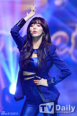 组图：少女时代泰蒂徐俏丽献歌WAPOP公演