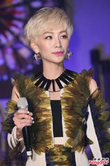 组图：昆凌支持周杰伦参加益智节目 称他很聪明