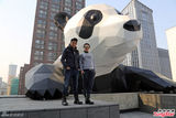 组图：郭富城刘嘉玲现身成都 合影大熊猫装置