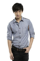 组图：成毅儒雅气质搭配牛仔新派写真