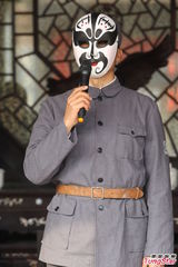 组图：贾青《战地狮吼》扮花旦 两头赶戏吃不消