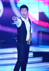 组图：吴奇隆宣传《新白发》 三主演模仿小虎队