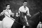 独家：何洁赫子铭再曝婚纱照 并肩骑马甜蜜拥吻