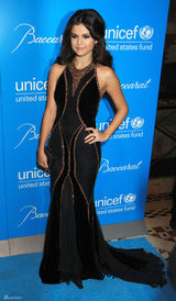 组图：比嫂赛琳娜风骚露背 凯蒂-佩里透明薄纱性感