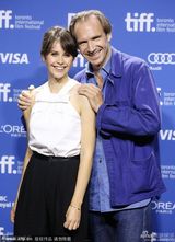 组图：《看不见的女人》琼斯被导演摸肩蜜笑