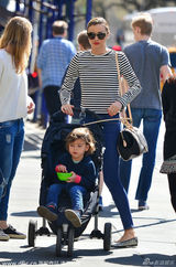 组图：米兰达出街春光满面 小弗林坐推车萌cry