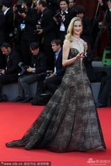 组图：模特伊娃-瑞可波诺长裙华丽显高贵