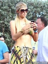 组图：帕丽斯-希尔顿胸部缩水 手臂现皱纹疑抽脂