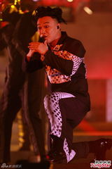 组图：陈奕迅演唱会化浓妆 搞怪献唱掀高潮